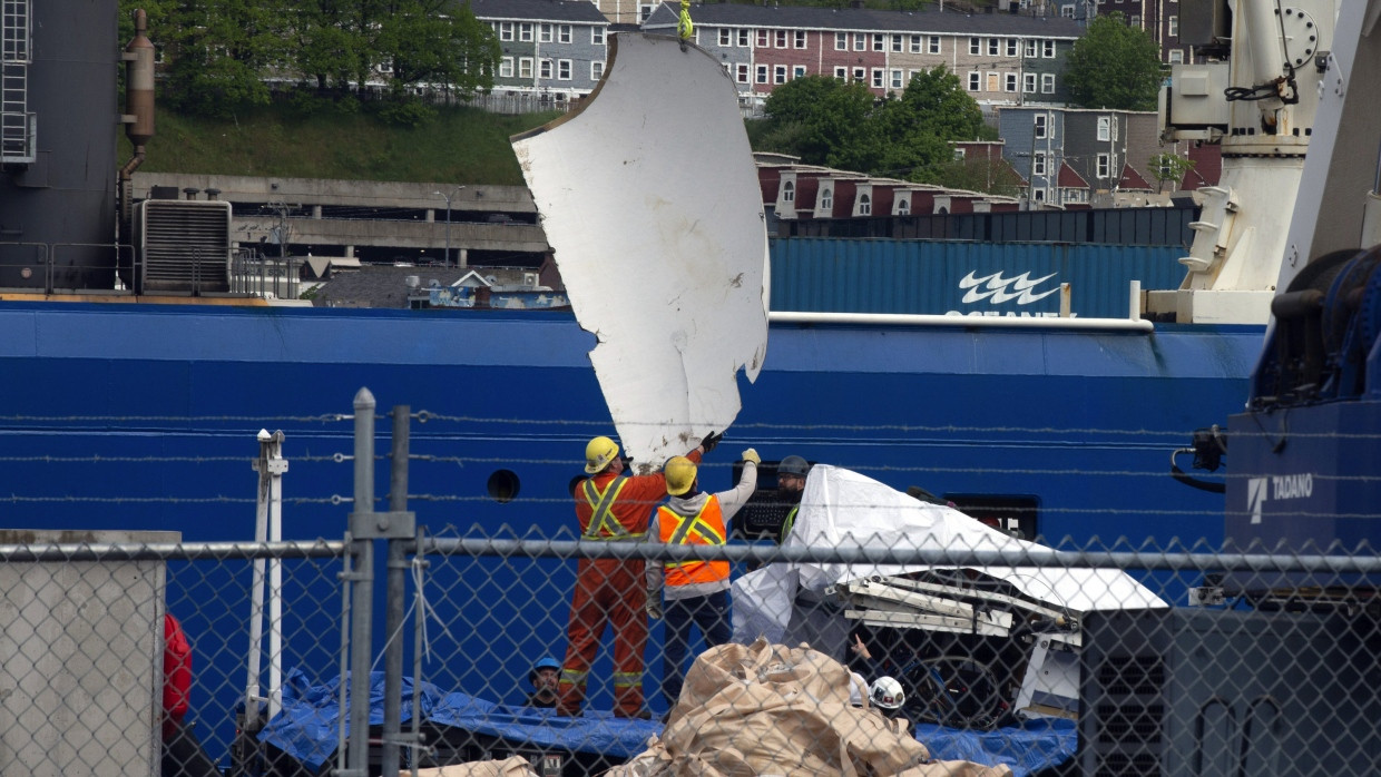 Trümmerteile der Titan werden in Kanada von einem Schiff der kanadischen Küstenwache entladen.