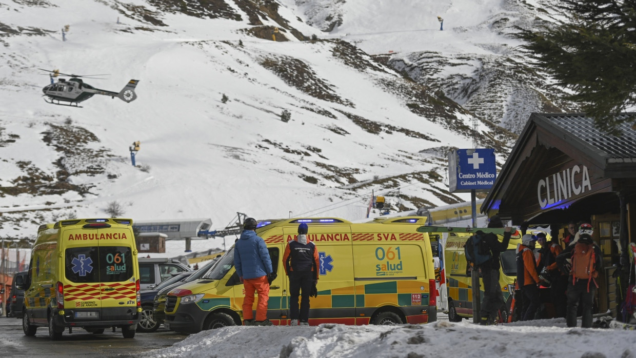 Rettungskräfte im Einsatz am medizinischen Zentrum der Skistation Astún