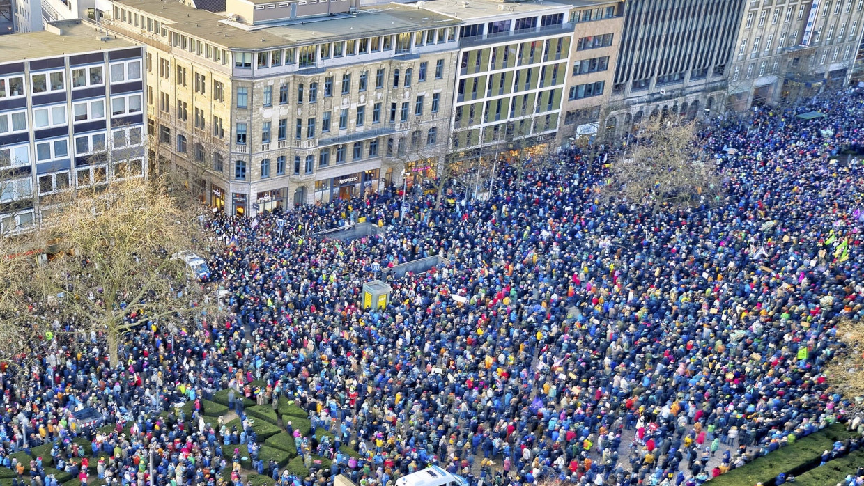 35.000 Teilnehmende zählte die Polizei am Samstag bei einer Demonstration gegen Rechtsextremismus und die AfD auf dem Opernplatz in Hannover