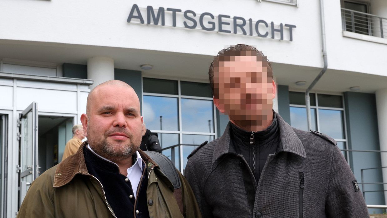 Der angeklagte Bestatter (rechts) mit seinem Anwalt Benjamin Richert vor dem Amtsgericht Rostock.