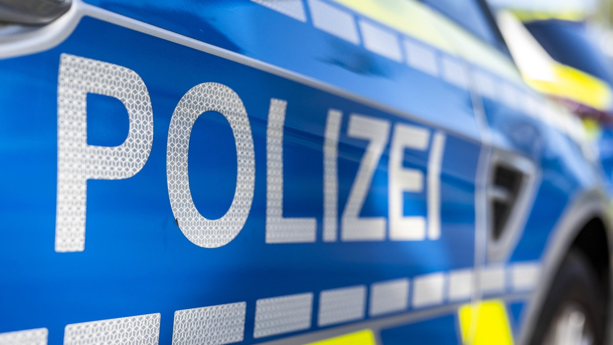 Die Polizei in Bayern entdeckt bei Durchsuchung zu Arzneimitteln Kriegswaffen in der Wohnung eines 62-jährigen Deutschen.