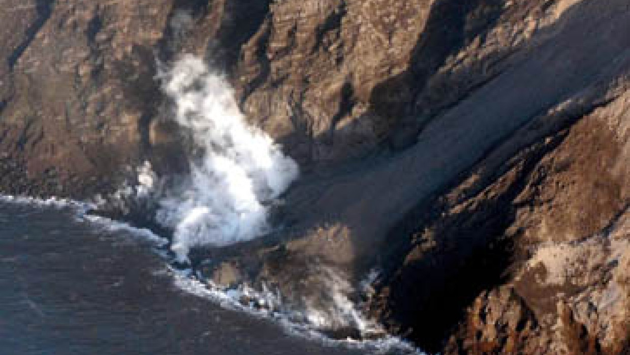 Lavamassen vom Stromboli fließen ins Meer