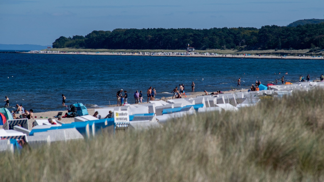 Touristen baden Anfang Dezember in Zinnowitz in der Ostsee.