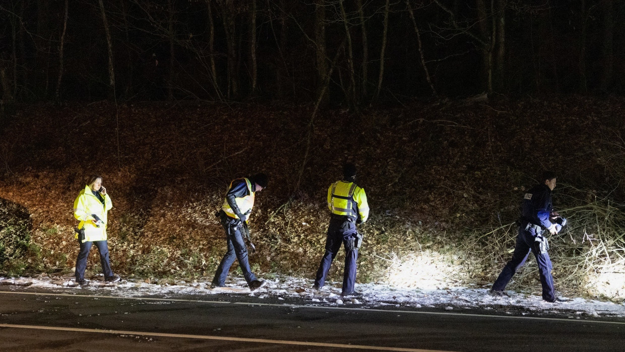 Nordrhein-Westfalen, Freudenberg: Polizeibeamte suchen ein vermisstes 12 Jahre altes Mädchen.