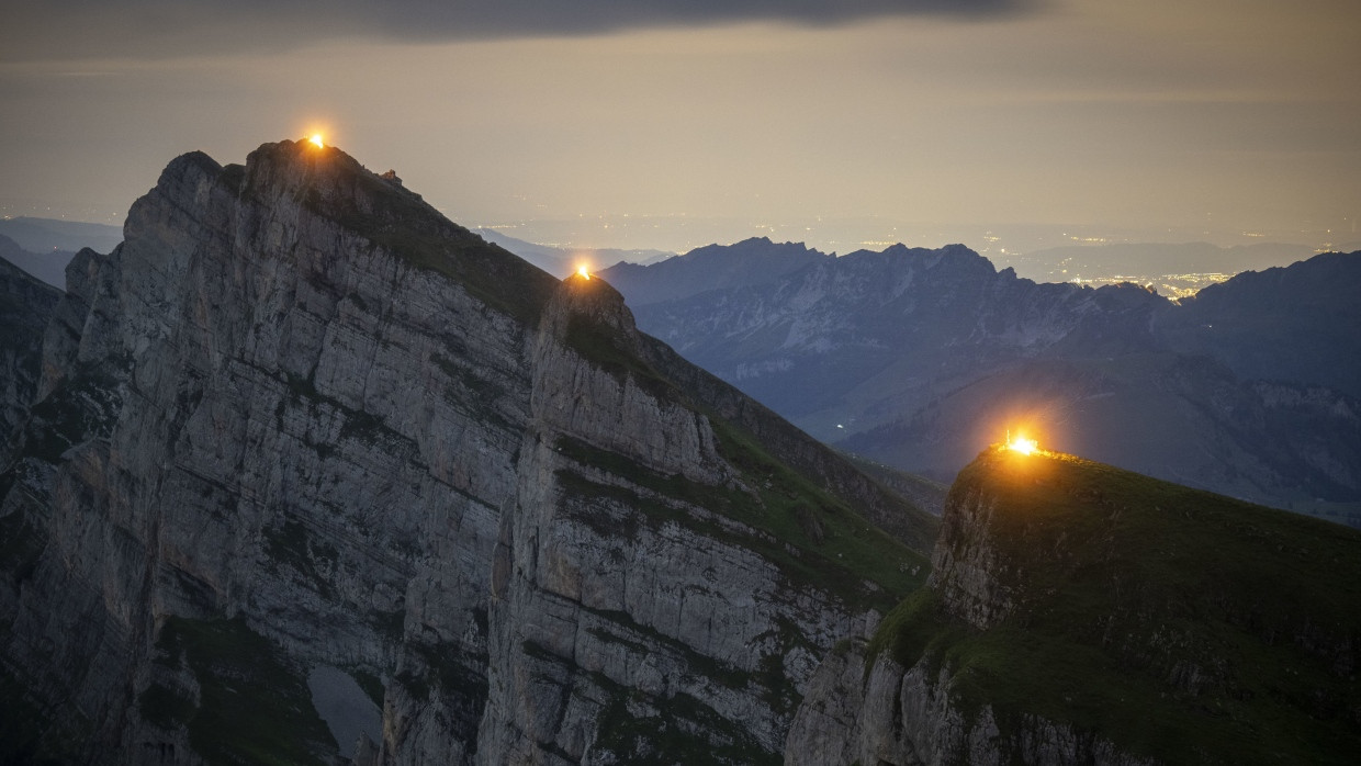 31.7.2023: Höhenfeuer brennen auf den Churfirsten am Abend vor dem Nationalfeiertag in der Schweiz.