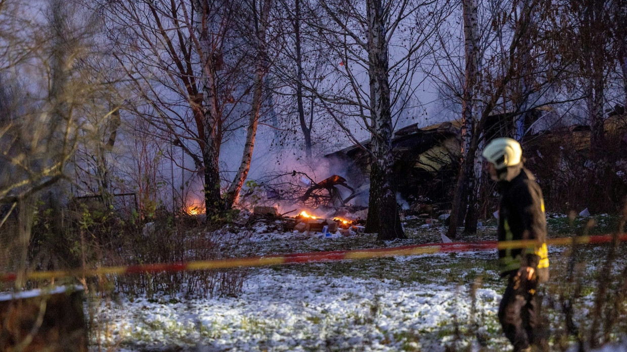 Ein Feuerwehrmann steht neben der Absturzstelle des Flugzeuges nahe Vilnius.