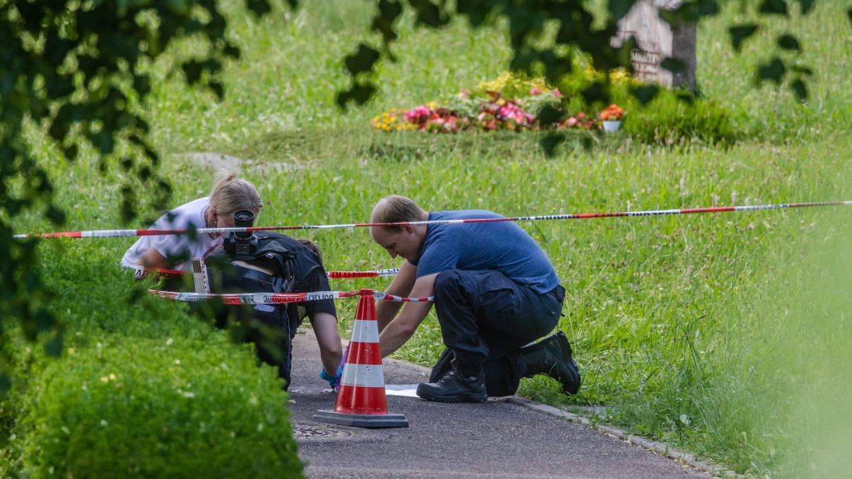 Mitarbeiter der Spurensicherung suchen in Altbach nach Spuren auf einem Friedhof.