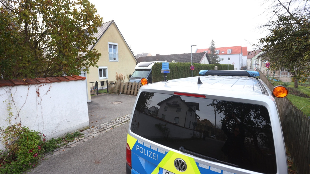 Weilheim: Ein Polizeiauto steht vor einem Wohnhaus im Ort.