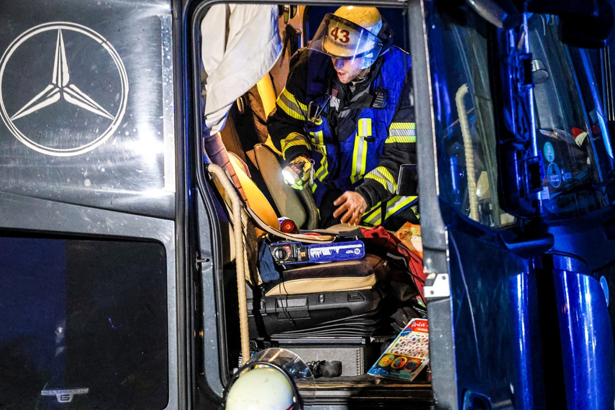 Ein Feuerwehrmann untersucht die Fahrerkabine eines Lastwagens auf der Autobahn 1 bei Hagen an der Unfallstelle. Bei der Chaosfahrt eines Lastwagens über mehrere Autobahnen in Nordrhein-Westfalen sind mehrere Menschen schwer verletzt worden, wie die Polizei mitteilte.