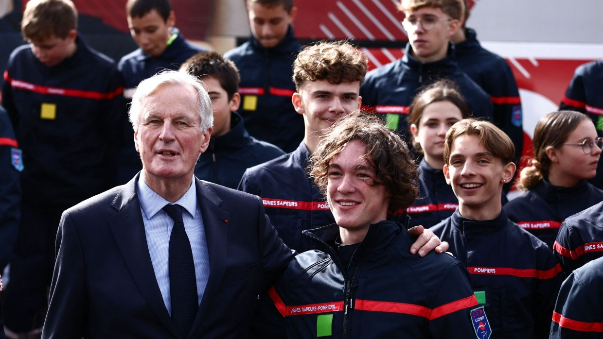 Als Premierminister verkehrt Michel Barnier auch mit jungen Feuerwehrleuten.