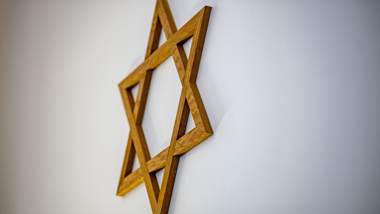 Ein Davidstern hängt an der Wand im Gebetsraum der Neuen Synagoge in Gelsenkirchen (Archiv).