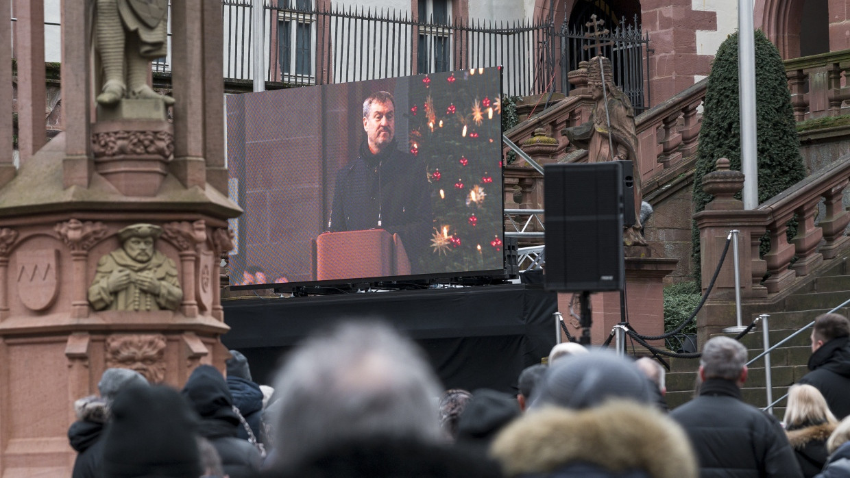 Bayerns Ministerpräsident Markus Söder spricht am Sonntag im Gedenkgottesdienst in Aschaffenburg, der auf einer Leinwand übertragen wird.