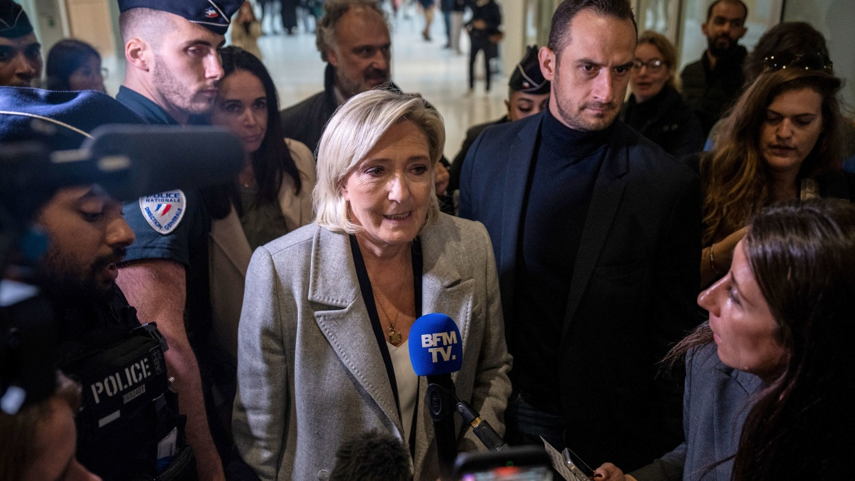 Die RN-Fraktionsvorsitzende Marine Le Pen gibt sich beim Prozessauftakt in Paris gelassen.