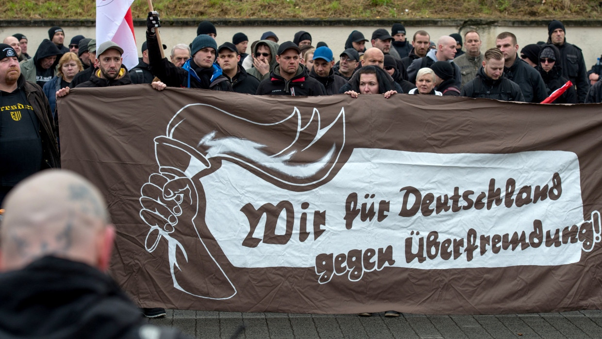 Demonstration in Frankfurt (Oder) im Jahr 2015: Der Aussage, dass Deutschland „durch die vielen Ausländer überfremdet“ sei, stimmte fast ein Drittel der Befragten im Westen zu; im Osten sind es 44 Prozent.