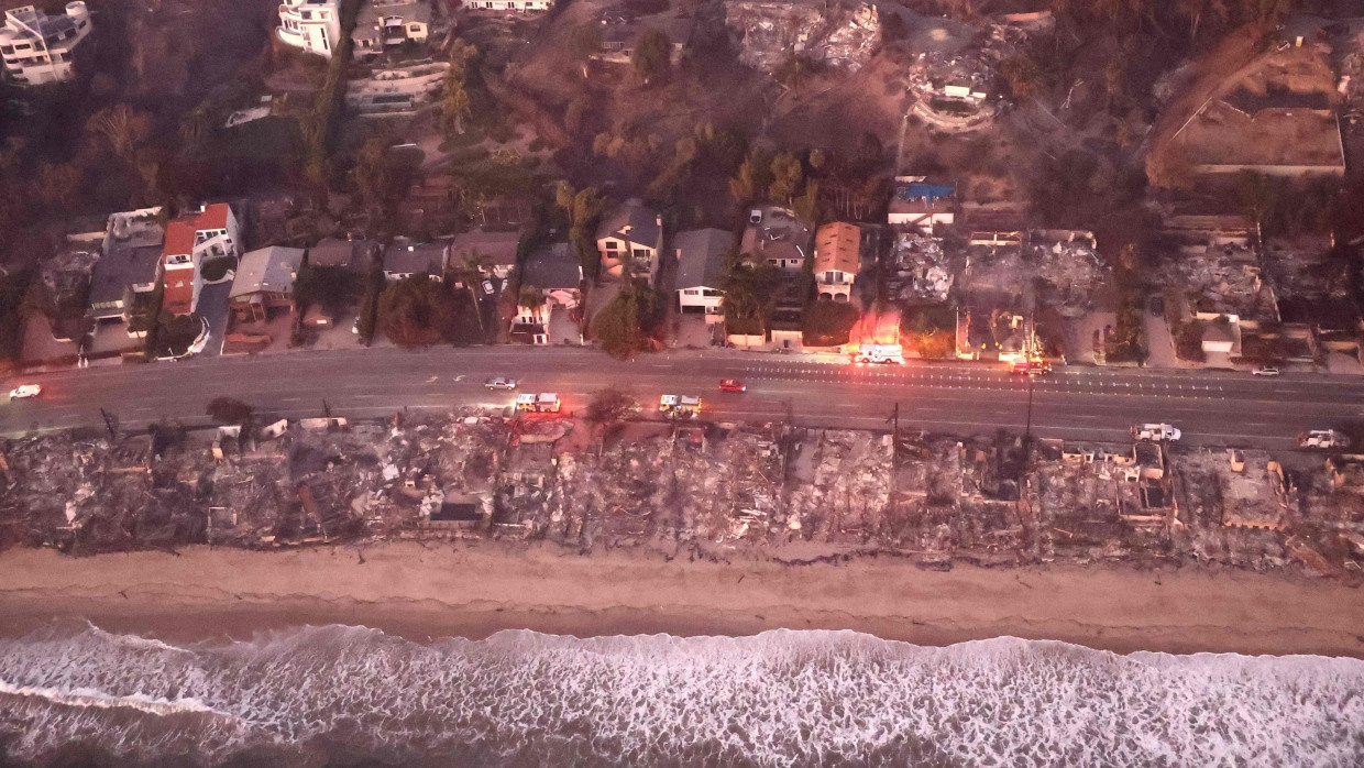 Zerstört oder gerettet: abgebrannte und vom Feuer verschonte Häuser am Strand von Malibu