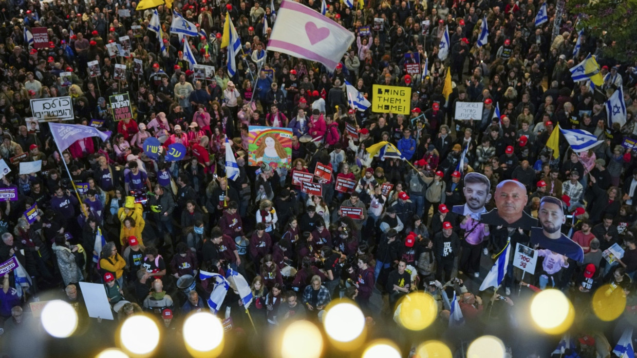 Demonstranten in Tel Aviv fordern die Freilassung aller Geiseln.