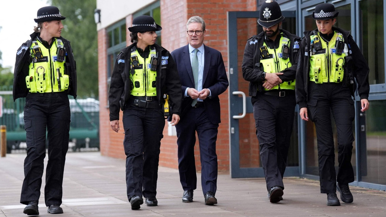 Premierminister Keir Starmer am Donnerstag während eines Besuchs bei Polizeikräften in Solihull in den West Midlands