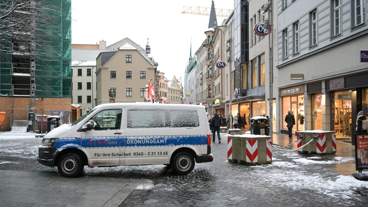 Betonsperren wie hier in Halle/Saale sollen Weihnachtsmärkte vor Anschlägen mit Fahrzeugen schützen.