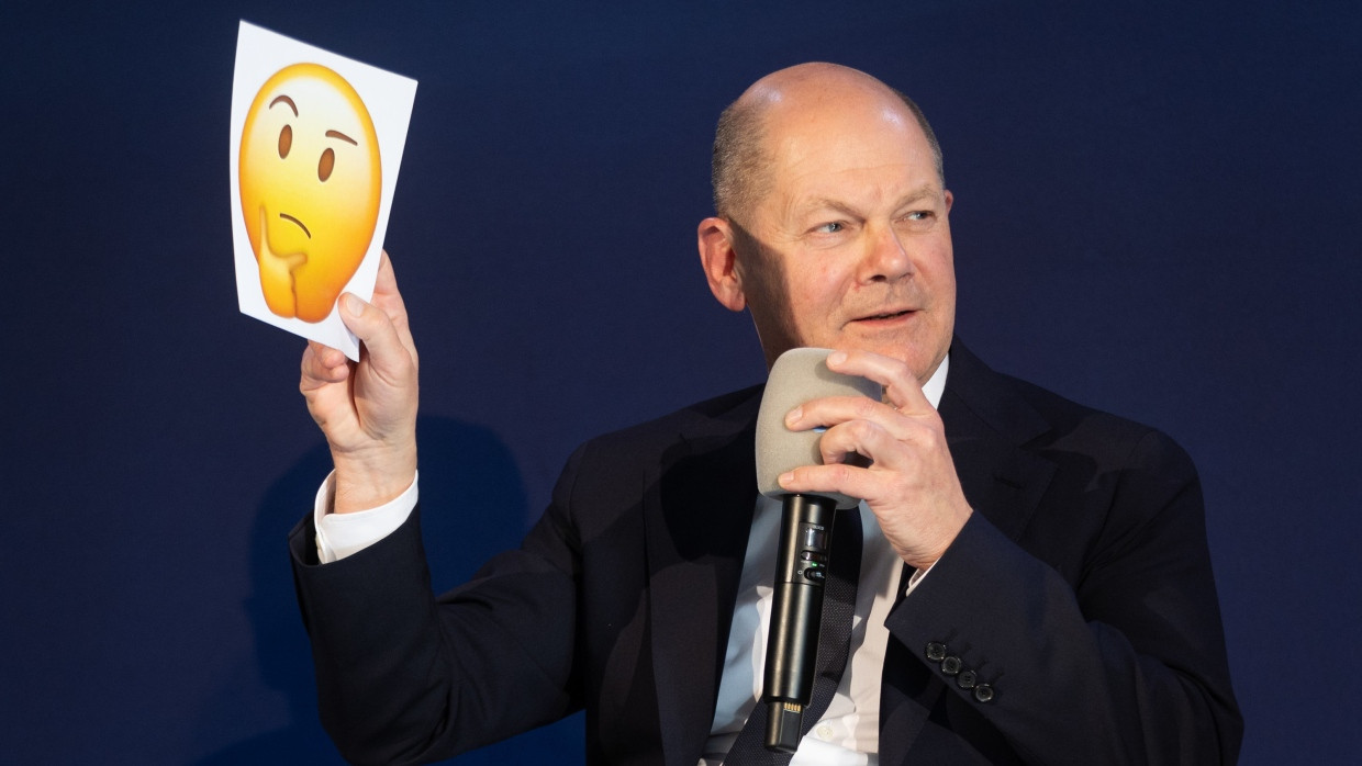 Bundeskanzler Olaf Scholz (SPD) spricht auf der Bühne während eines Besuchs in Mainz.