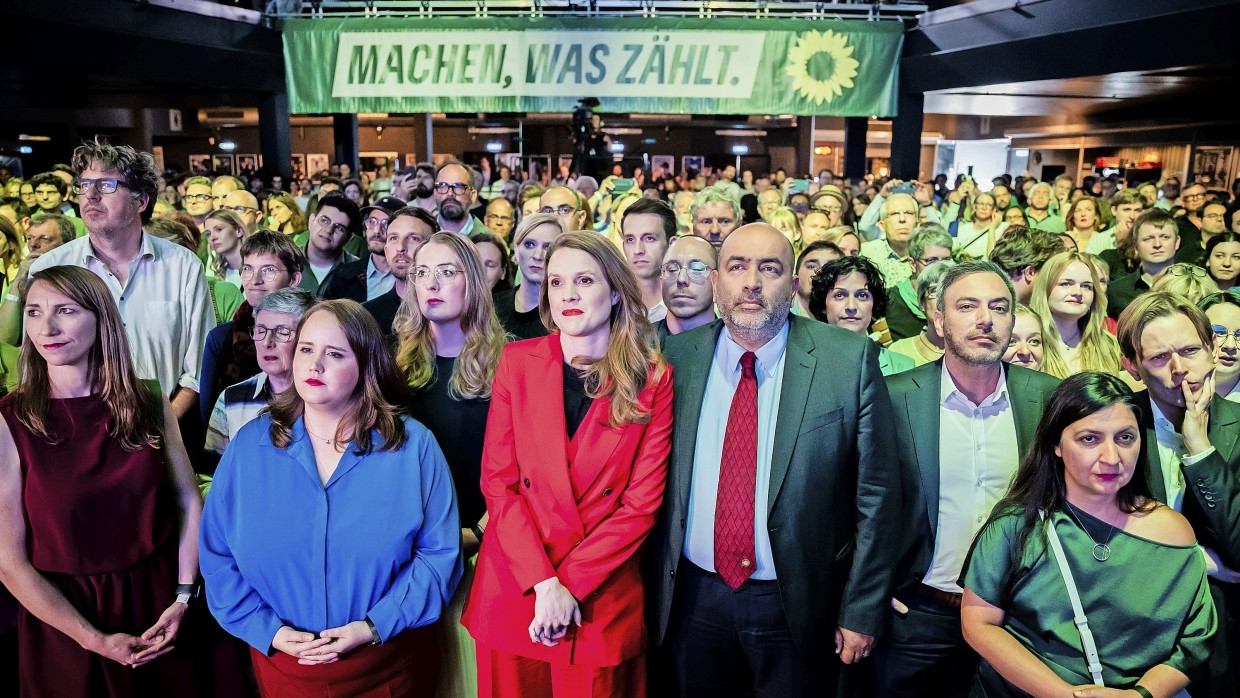 Grüne Enttäuschung: Die Bundesvorsitzende Ricarda Lang, Spitzenkandidatin Terry Reintke, der Bundesvorsitzende Omid Nouripour und der Spitzenkandidat Sergey Lagodinsky (von links nach rechts)