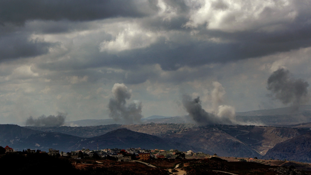 Nach israelischen Luftangriffen steigt am 23. September in Taibeh in Südlibanon Rauch auf.