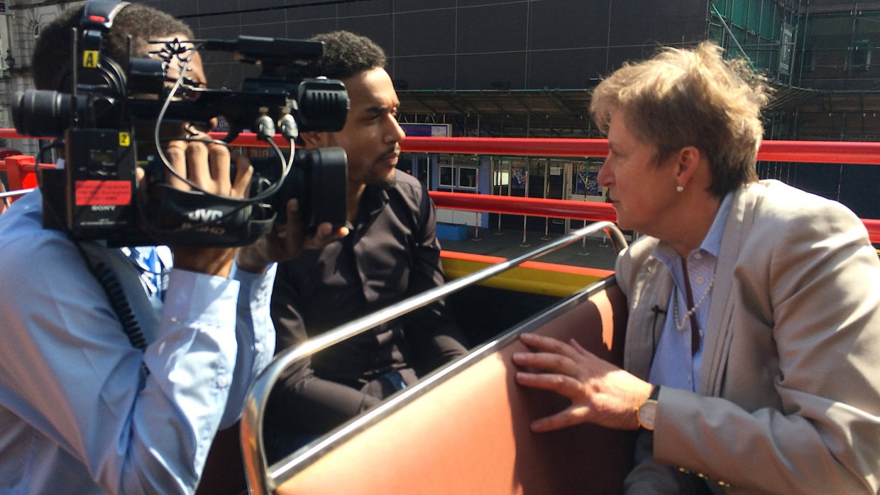 Baroness Gisela Stuart 2015 im Wahlkampf in Birmingham