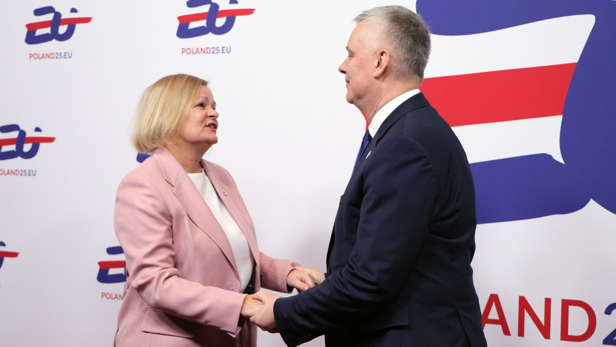 Der polnische Innenminister Tomasz Siemoniak und Nancy Faeser (SPD), Bundesministerin des Innern und Heimat, vor dem informellen Treffen der Justiz- und Innenminister in Warschau