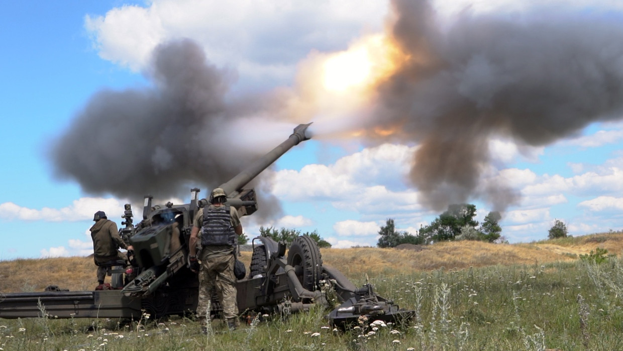 Ukrainische Soldaten feuern eine Haubitze in der Ostukraine ab.