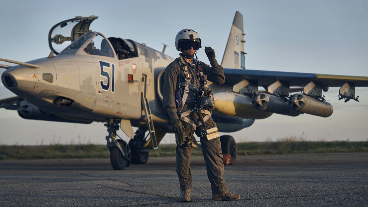 Ein ukrainischer Luftwaffenpilot steht neben einem Su-25-Erdkampfflugzeug auf einem Stützpunkt in der Ostukraine.  (Archivbild)