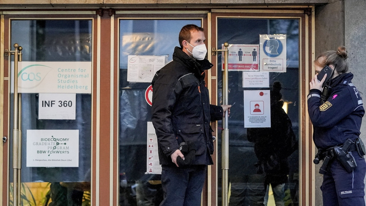 Polizeibeamte vor dem Hörsaal, in dem der Amokläufer mit seinen Waffen schoss.