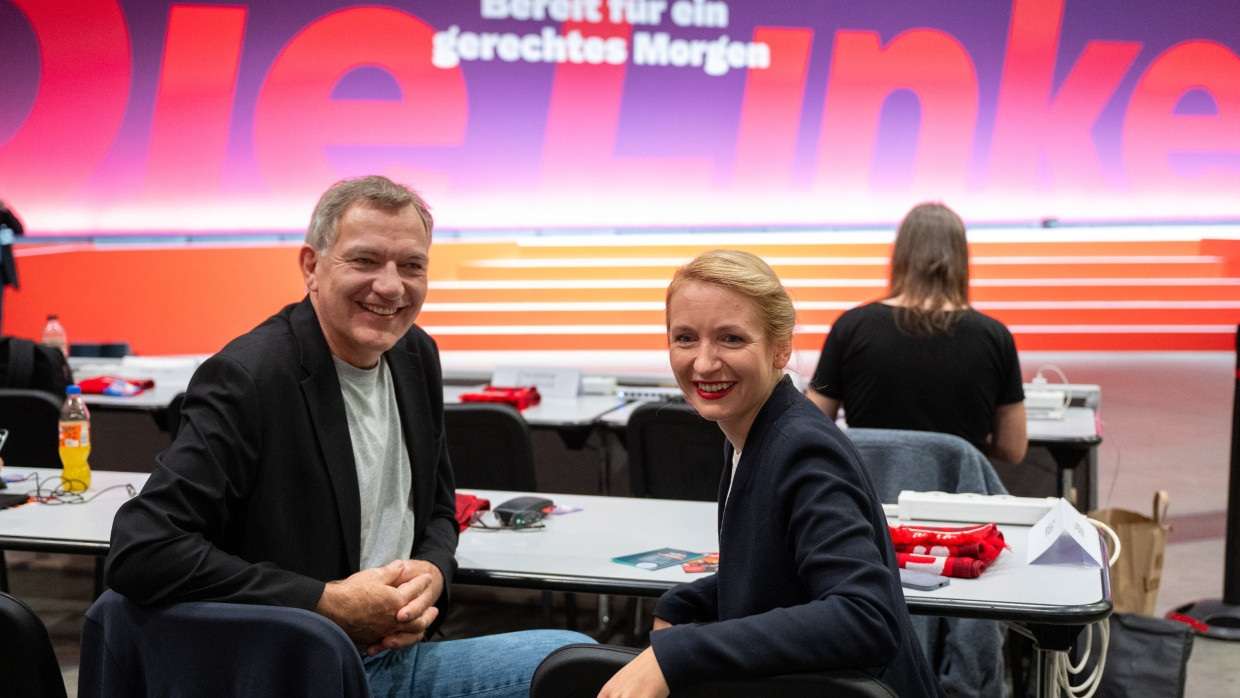 Jan van Aken und Ines Schwertner beim Parteitag der Linken in Halle.