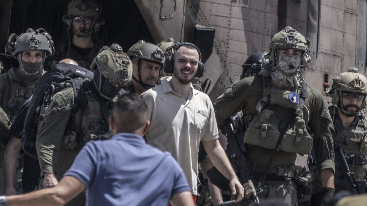 Andrey Kozlov, eine der vier befreiten israelischen Geiseln, kommt am Samstag mit einem Hubschrauber im Sheba Medical Center an