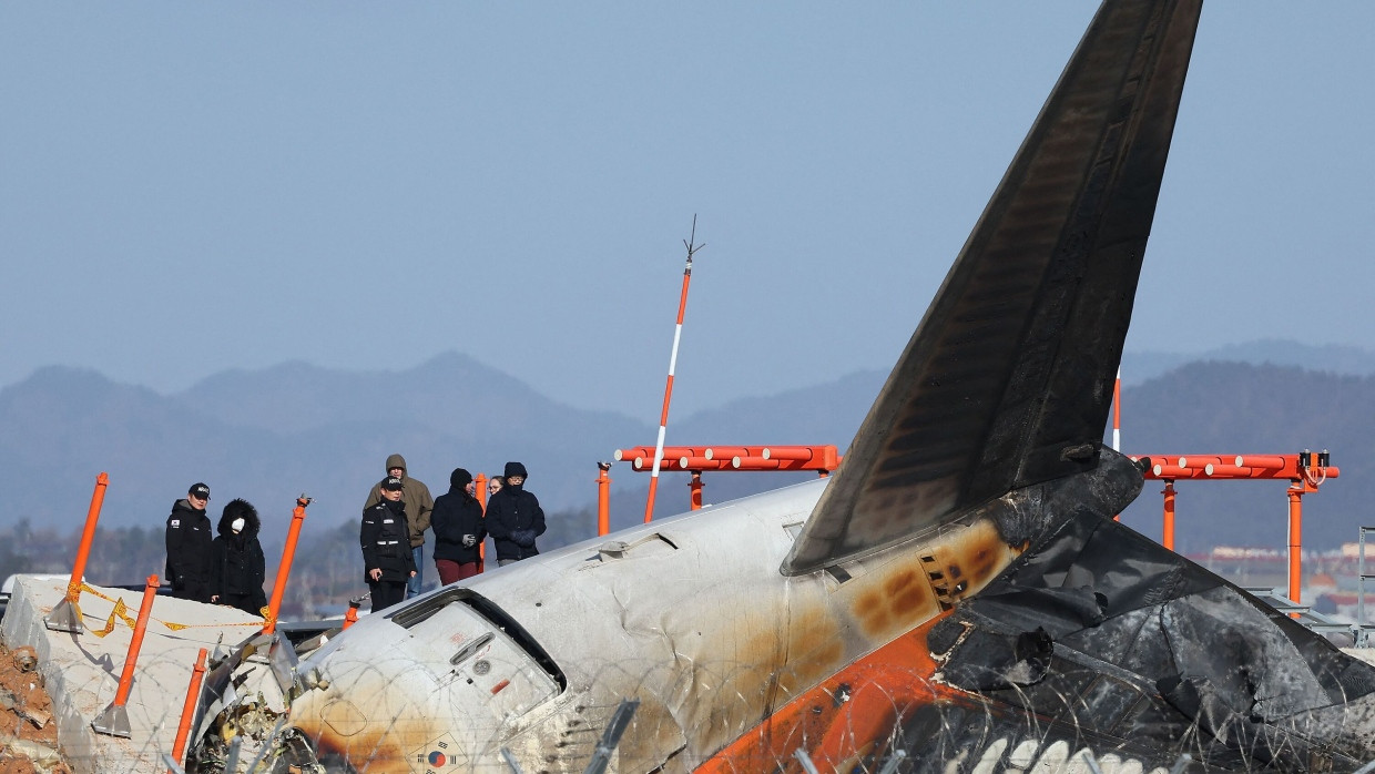 Ermittler untersuchen das Flugzeugunglück in Südkorea.