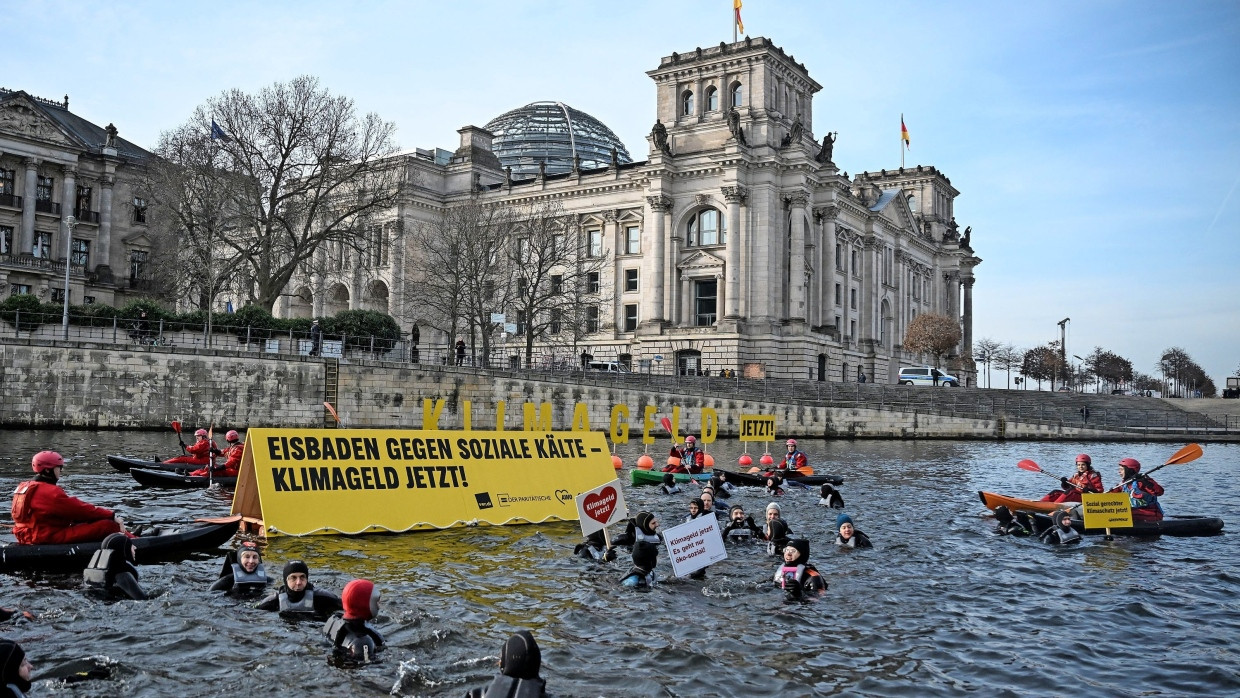 Dem Klimageld fehlt es nicht an Fürsprechern: Manche gehen dafür sogar baden.