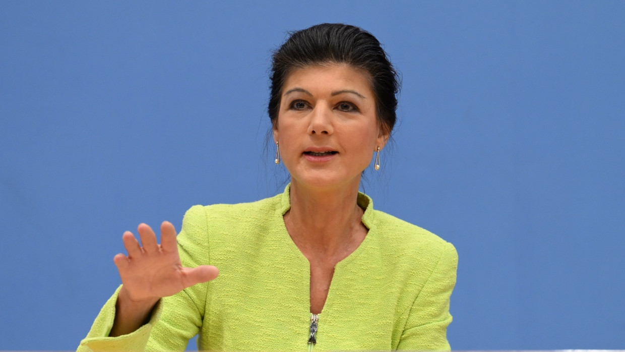 Sahra Wagenknecht spricht während der Pressekonferenz zur Gründung des Vereins „Bündnis Sahra Wagenknecht - Für Vernunft und Gerechtigkeit“.