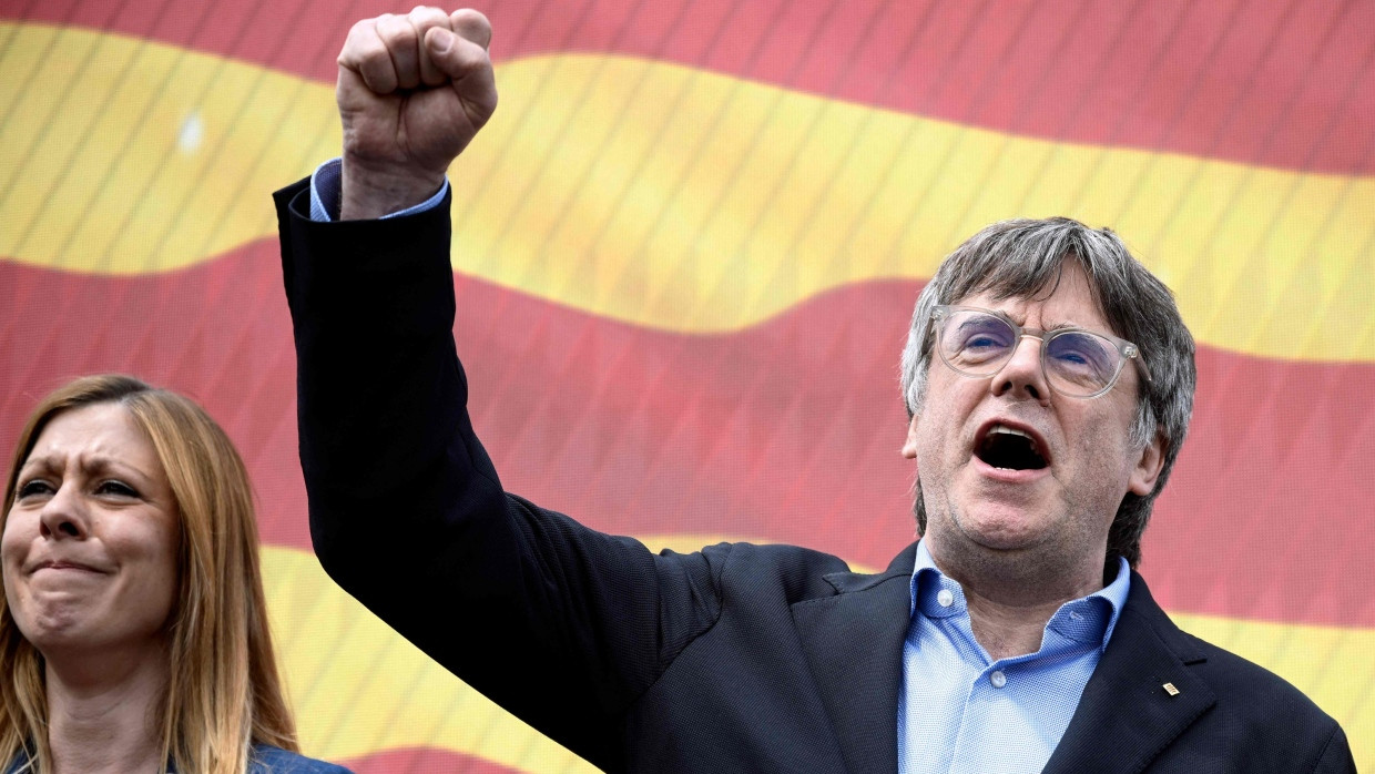 Separatistenführer Carles Puigdemont streckt seine Faust in die Luft.