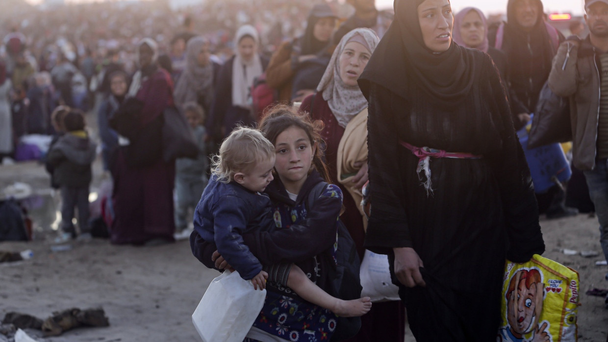 Vertriebene Palästinenser kommen im nördlichen Gazastreifen an, nachdem Israel beschlossen hat, Tausenden von ihnen zum ersten Mal seit den ersten Wochen des 15-monatigen Krieges mit der Hamas die Rückkehr zu gestatten.