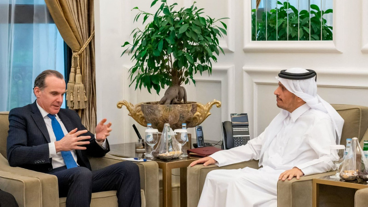 Der amerikanische Nahost-Koordinator Brett McGurk zu Besuch beim qatarischen Außen­minister und Regierungschef  Muhammad bin Abdulrahman Al Thani am 19.11.2023 in Doha.