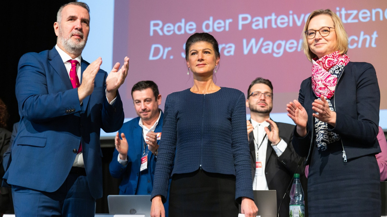 Sahra Wagenknecht zwischen den beiden Landesvorsitzenden Steffen Schütz und Katja Wolf beim Landesparteitag des BSW Thüringen in Ilmenau am Samstag