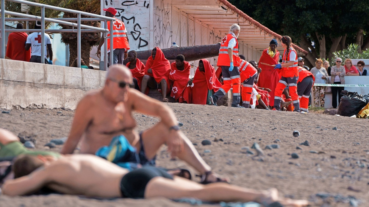 Am Strand von Teneriffa: Sanitäter helfen an Neujahr 2025 den ersten angekommenen Migranten des Jahres