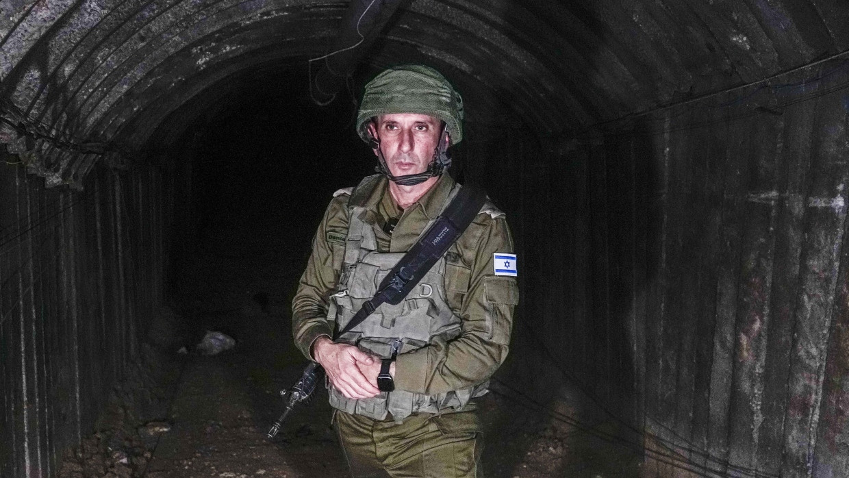 Daniel Hagari, Sprecher des israelischen Militärs, in einem Tunnel in Gaza