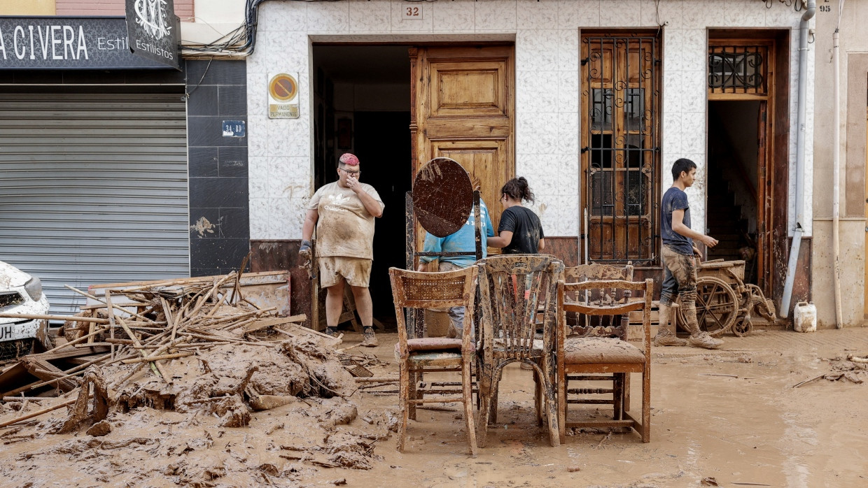 Anwohner in Paiporta, einer Kleinstadt bei Valencia