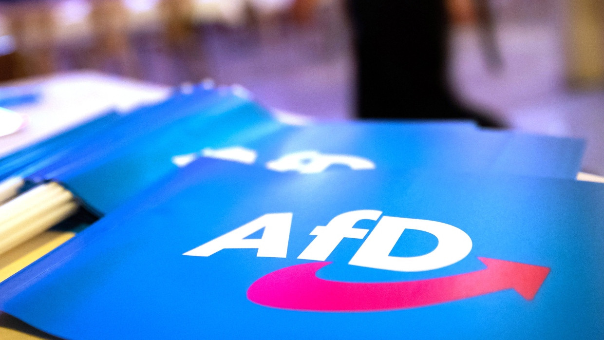 Fähnchen mit dem Logo der AfD liegen auf einem Tisch. (Symbolbild)