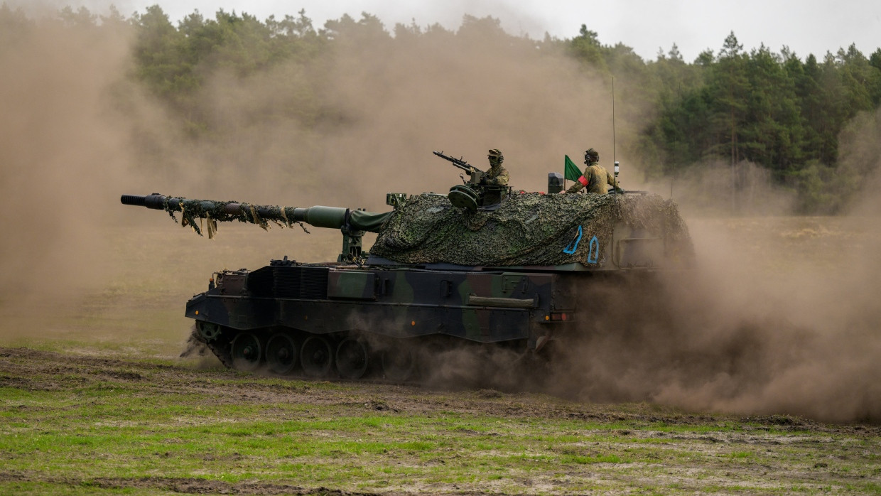 Eine Panzerhaubitze 2000 (kurz PzH 2000) der Bundeswehr fährt während einer Übung der Bundeswehr.