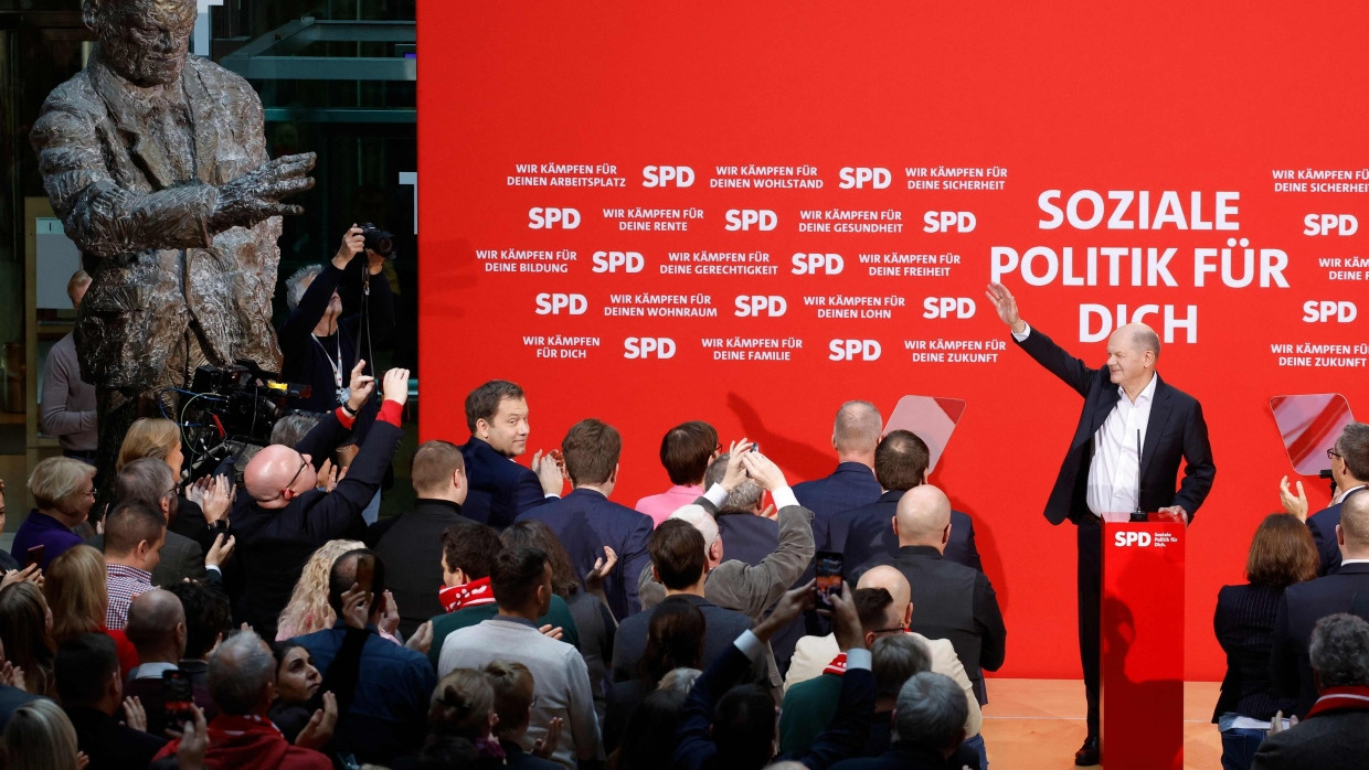 SPD Mitglieder applaudieren Scholz am Samstag in der Parteizentrale