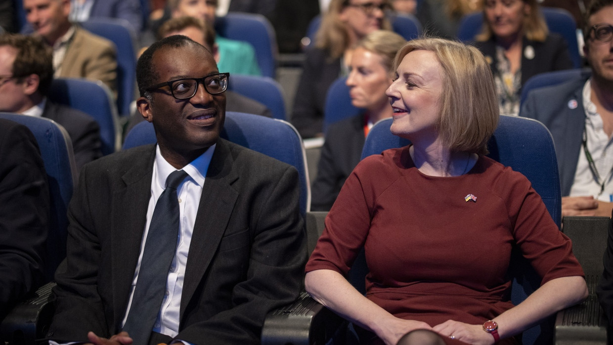 Der britische Finanzminister Kwasi Kwarteng mit Premierministerin Liz Truss am Sonntag in Birmingham