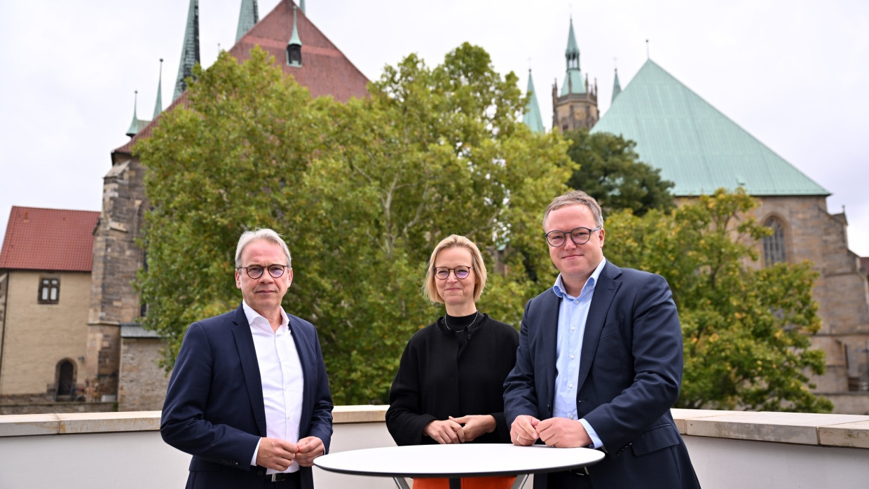 Georg Maier, Thüringer SPD-Parteichef und geschäftsführender Innenminister von Thüringen, Katja Wolf, BSW-Fraktionschefin und Mario Voigt, CDU-Fraktionschef, stehen beieinander nach Sondierungsgesprächen in Erfurt.