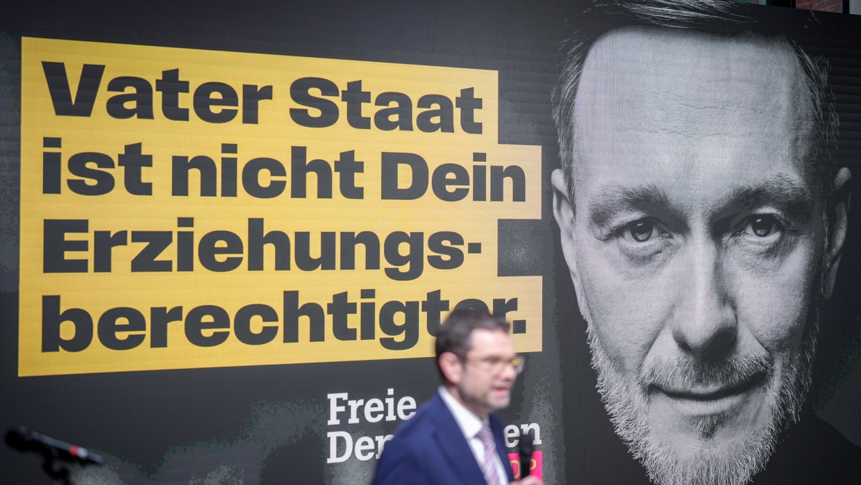 Die Plakatvorstellung der FDP in Berlin mit Generalsekretär Marco Buschmann (unten).