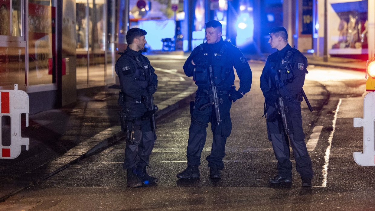 Einsatzkräfte der Polizei sichern die Innenstadt in Solingen.