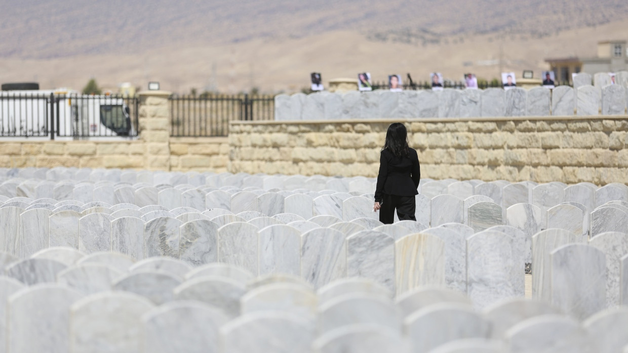 August 2024: Eine irakische Jesidin trauert um ihre Verwandten, zehn Jahre nach dem Völkermord